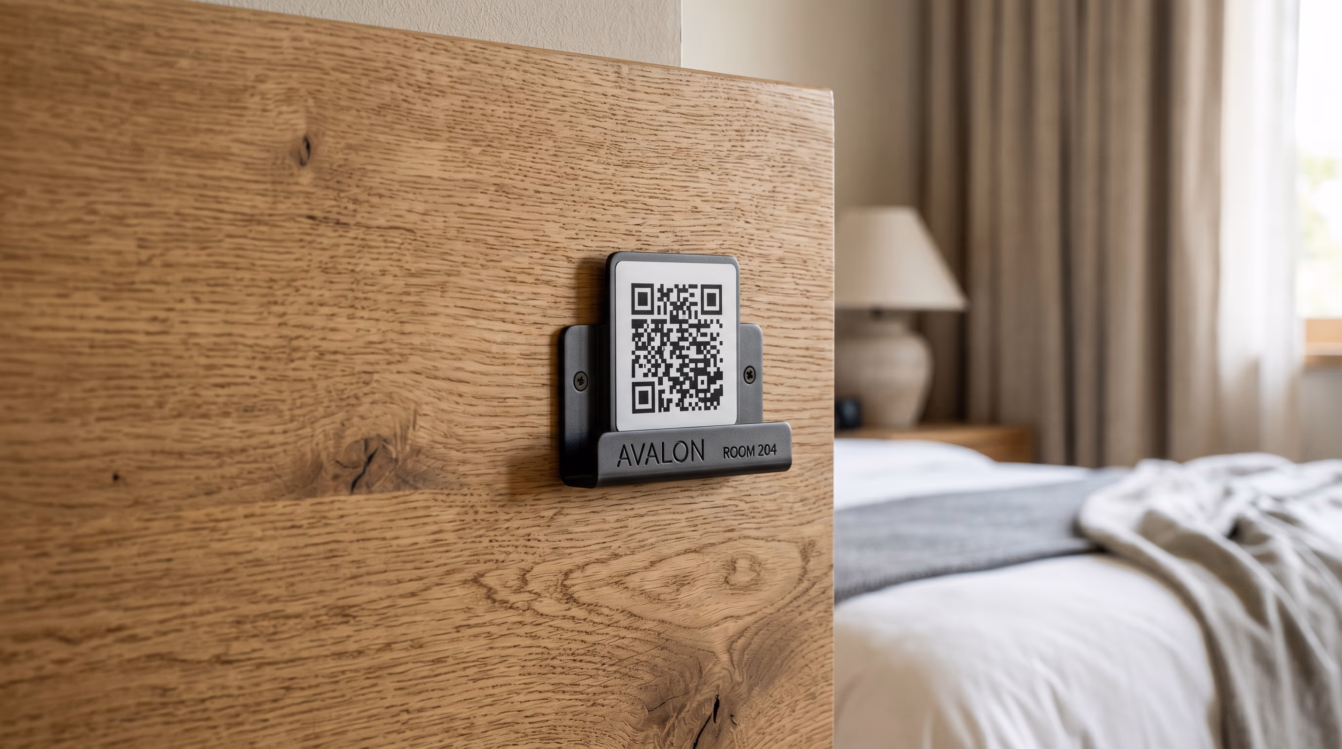 QR-Code am Kopfteil eines Hotelzimmers